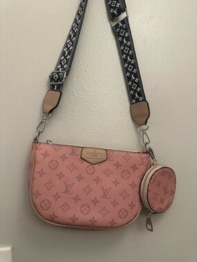 Beautiful crossbody bag . Not authentic